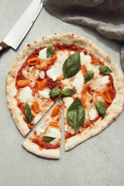 Yiyecekler. Masada pizza var.