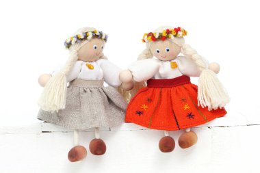 Beyaz arka planda sevimli oyuncak bebekler, boşluğu kopyala