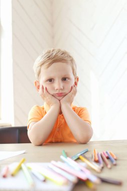 Çocuk, genç. Evdeki tatlı çocuk.