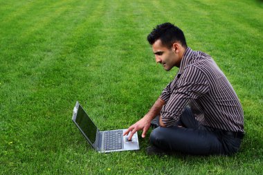 Gülümseyen genç ve çekici iş adamı