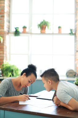 Evde oğlu olan sevgi dolu bir anne.