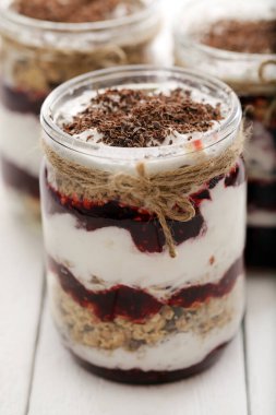 Beyaz arka planda yoğurtlu kavanoz resmi.