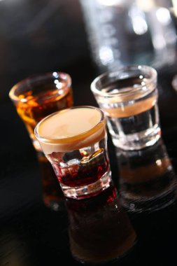 Barda, cam bir masanın üzerinde çeşitli pozlar. 