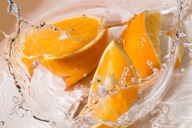 Portakal dilimleri suya düşer.