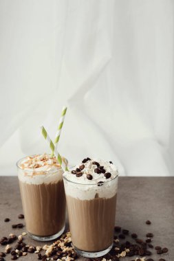 İçelim. Masada kahve frappe 'ı var.