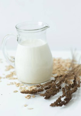 Süt dolu bir sürahi.