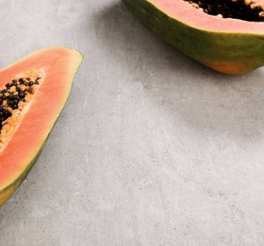 Yiyecekler. Papaya masanın üstünde.