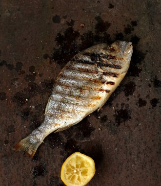 Yemek, akşam yemeği. Lezzetli kızarmış balık.