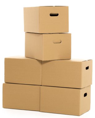 Beyaz arkaplanda birkaç karton kutu