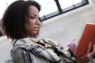 Yaşam tarzı. Evdeki güzel kadın.