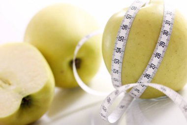 Yeşil elmaları mezura ile kapat