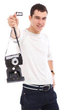 Beyaz arka planda poz veren çekici bir genç.