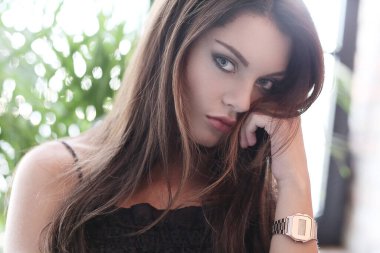 Güzel yüzlü muhteşem bir kadın.