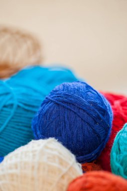 Masadaki renkli örgü iplikçiklerinin yakın plan resmi