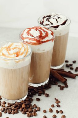 İçelim. Masada kahve frappe 'ı var.