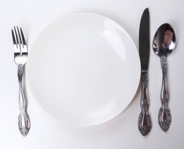 Mutfak gereçleri masada.