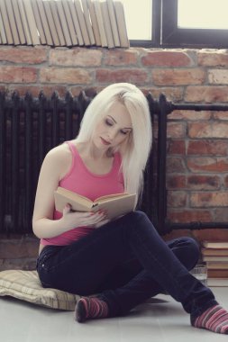 Okuma, eğitim. Kitaplı güzel kadın.