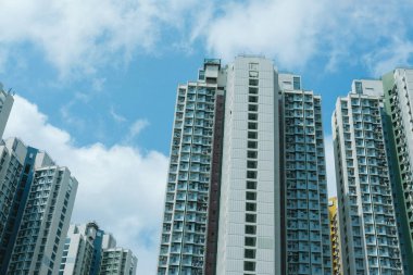 Şehrin modern mimarisi ve mavi gökyüzü