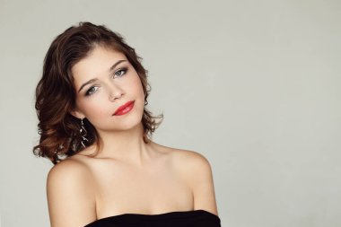 Gece elbisesi ve kırmızı rujlu güzel kız.