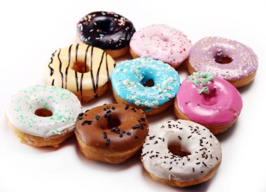 Renkli ve lezzetli donutsover beyaz arka plan