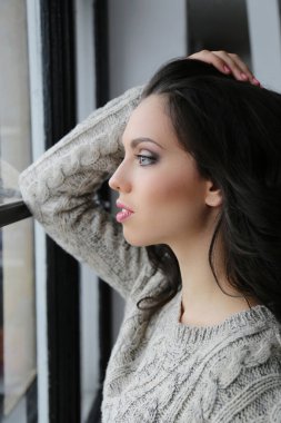 Yaşam tarzı. Evdeki güzel kadın.