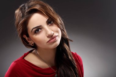 uzun saçlı esmer genç ve güzel bir portresi