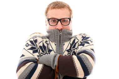 Beyaz arka planda poz veren gözlüklü sarışın bir adam.