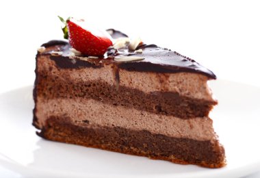 Beyaz arka planda çilekli lezzetli çikolatalı pasta.