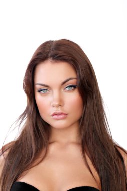 Beyaz arka planda güzel bir kadın.