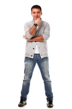 Beyaz arka planda izole edilmiş genç yakışıklı adamın stüdyo portresi.