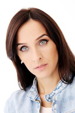 Beyaz bir arka plan üzerinde poz güzel bir esmer kot ceketli portresi