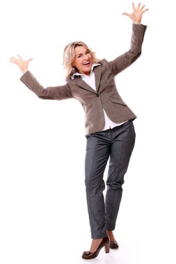 Beyaz arka planda poz veren çekici orta yaşlı kadın portresi