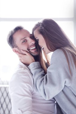 Tutku. Evde sevimli bir çift var.