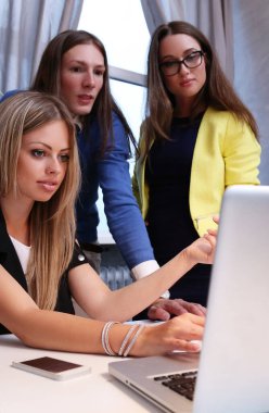 İş, iş. İnsanlar ofiste