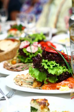 Masada taze ve lezzetli yemekler var.