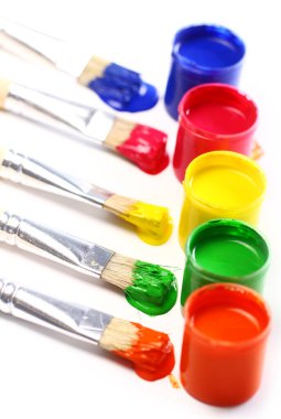 Renkli boyalı konserveleri kapat.