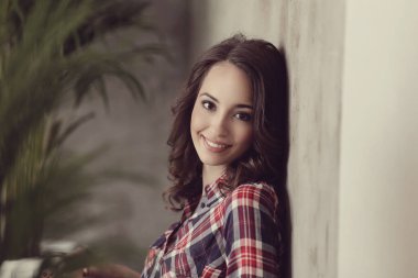 Duvarda oturan tatlı bir kadın.