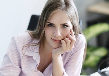 İş, iş. Ofisteki kız.