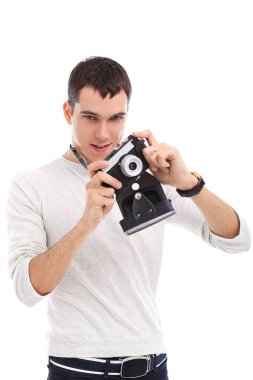 Beyaz arka planda poz veren çekici bir genç.