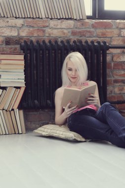 Okuma, eğitim. Kitaplı güzel kadın.