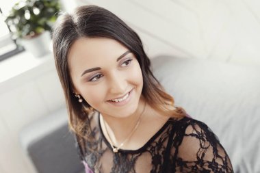 Genç yüzlü güzel kız.