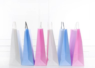 Alışveriş torbaları yere.