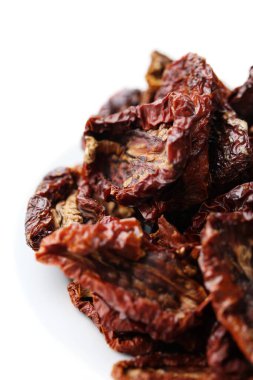 Beyaz arkaplanda güneşte kurutulmuş domates.