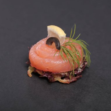 Yiyecekler. Siyah arka planda nefis aperatifler