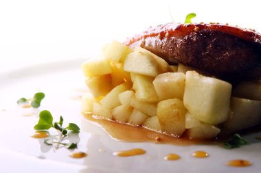 Izgara et, patates ve gurme usulü servis edilir.