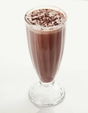 Beyaz arka planda nefis bir milkshake.