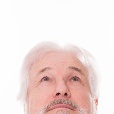 Gri sakallı yakışıklı yaşlı bir adam beyaz arka planda soyutlanmış görünüyor.