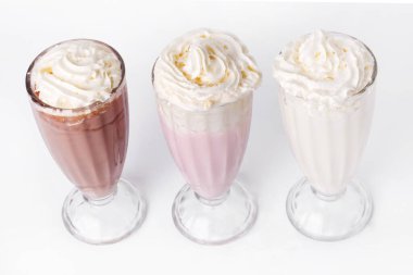 Beyaz arka planda milkshake kokteyli