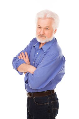 Beyaz arka planda gri sakallı yakışıklı yaşlı bir adam.