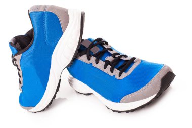 Beyaz arka planda bir çift mavi spor ayakkabısının resmi